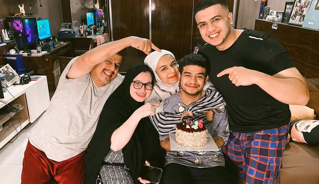 Momen perayaan ulang tahun Fadil saat dirinya berusia 26 tahun. Keluarga Fadil terlihat rutin merayakan ulang tahun anggota keluarganya. (Instagram/@fadiljaidi)