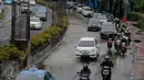 Sejumlah kendaran melintas di Kawasan Kuningan, Jakarta, Selasa (24/11). Jalur lambat di Jalan HR Rasuna Said, Kuningan, tampak dihindari oleh pengendara karena terdapat genagan air setinggi 20 cm. (Liputan6.com/Faizal Fanani)