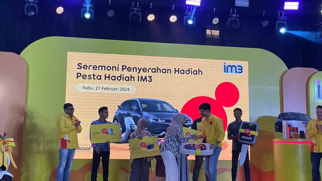 Indosat Ooredoo Hutchison melalui IM3 menyerahkan hadiah utama Pesta Hadiah IM3 berupa mobil listrik Honda IONIC 5  (Liputan6.com/ Agustin Setyo Wardani)