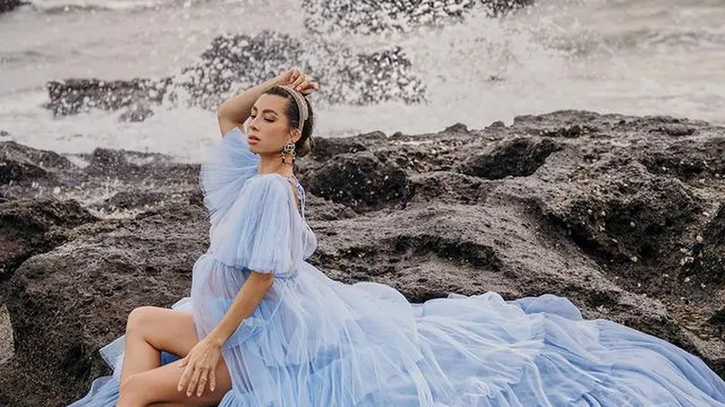 6 Potret Terbaru Maternity Shoot Jennifer Bachdim di Pinggir Pantai