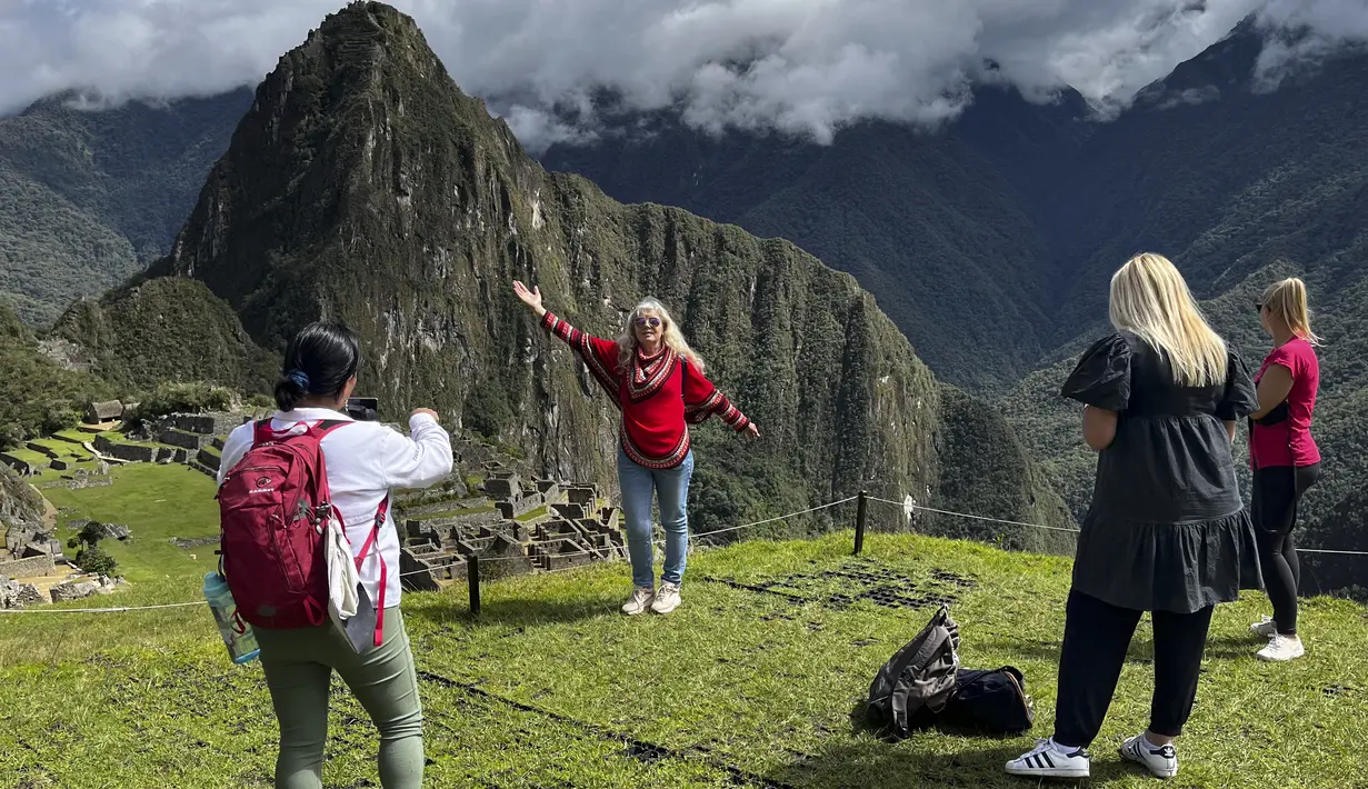 Turis mengunjungi reruntuhan Inca kuno Machu Picchu untuk pertama kalinya setelah ditutup untuk umum, di lembah Urubamba, tujuh puluh dua kilometer dari kota Cusco di Pegunungan Andes, Rabu (15/2/2023). Tempat wisata Machu Picchu yang paling terkenal di Peru, kembali dibuka untuk turis pada Rabu, setelah sempat ditutup karena aksi protes besar. (Photo by Carolina Paucar / AFP)