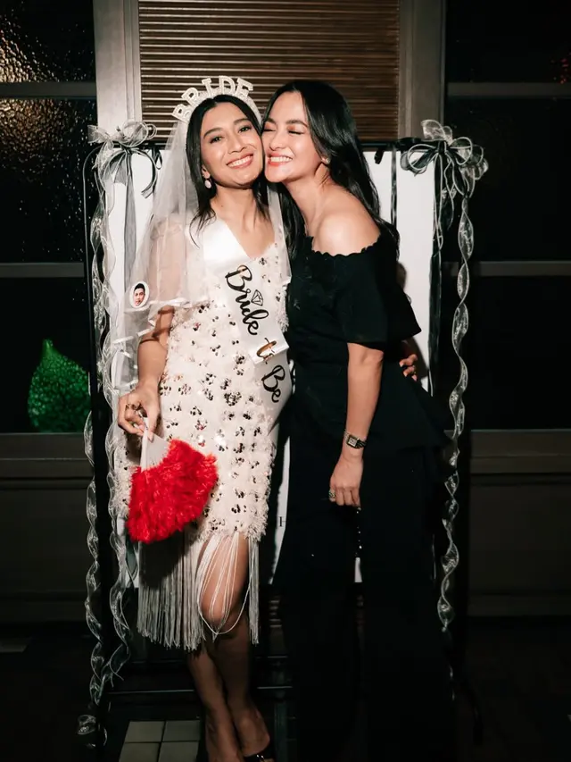 Ririn Ekawati Beri Kejutan Bridal Shower Fitrie Rachmadhina pakai baju hitam. [@ririnekawati]