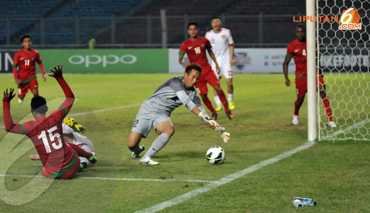 Penjaga gawang Indonesia, I Made Wirawan tampil gemilang menjadi benteng terakhir pertahanan Indonesia (Liputan6.com/Helmi Fithriansyah)