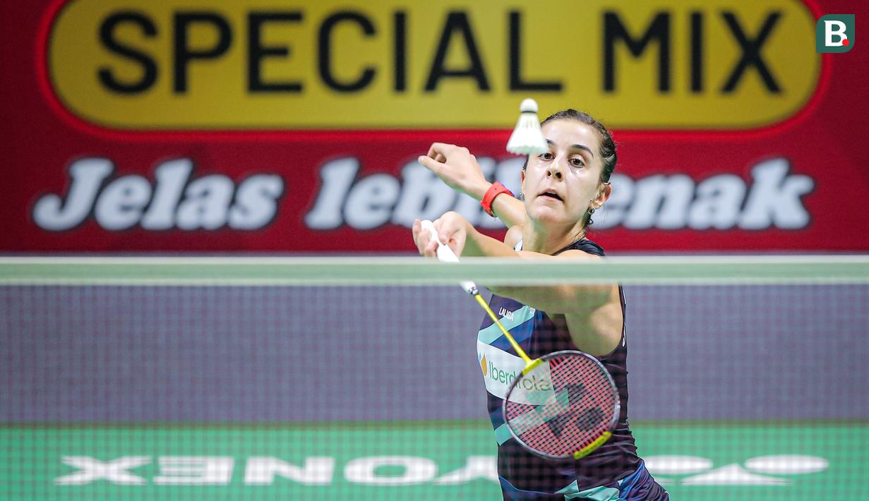 Pebulu tangkis tunggal putri Spanyol, Carolina Marin berusaha mengembalikan kok ke arah pebulu tangkis China, Chen Yu Fei saat semifinal Indonesia Open 2024 di Istora Senayan, Jakarta, Sabtu (08/06/2024). (Bola.com/Bagaskara Lazuardi)