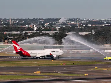 Pesawat penumpang jumbo Boeing 747 terakhir milik maskapai nasional Australia Qantas menerima semprotan air tanda penghormatan saat akan lepas landas di Sydney, Australia, Rabu (22/7/2020). Dengan mengudaranya penerbangan QF7474, Boeing 747 resmi dipensiunkan dari Qantas. (Xinhua/Bai Xuefei)