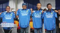 Ahmad Heryawan dan Ridwan Kamil ingin Persib Bandung juara Torabika Soccer Championship presented by IM3 Ooredoo. (Bola.com/Permana Kusumadijaya)