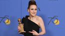 Ekspresi Rachel Brosnahan saat menunjukkan penghargaan Aktris Terbaik dalam Serial televisi, Komedi atau Musikal untuk serial "The Marvelous Mrs. Maisel" di Golden Globe Awards 2018 di Beverly Hills, California (7/1). (Kevin Winter/Getty Images/AFP)