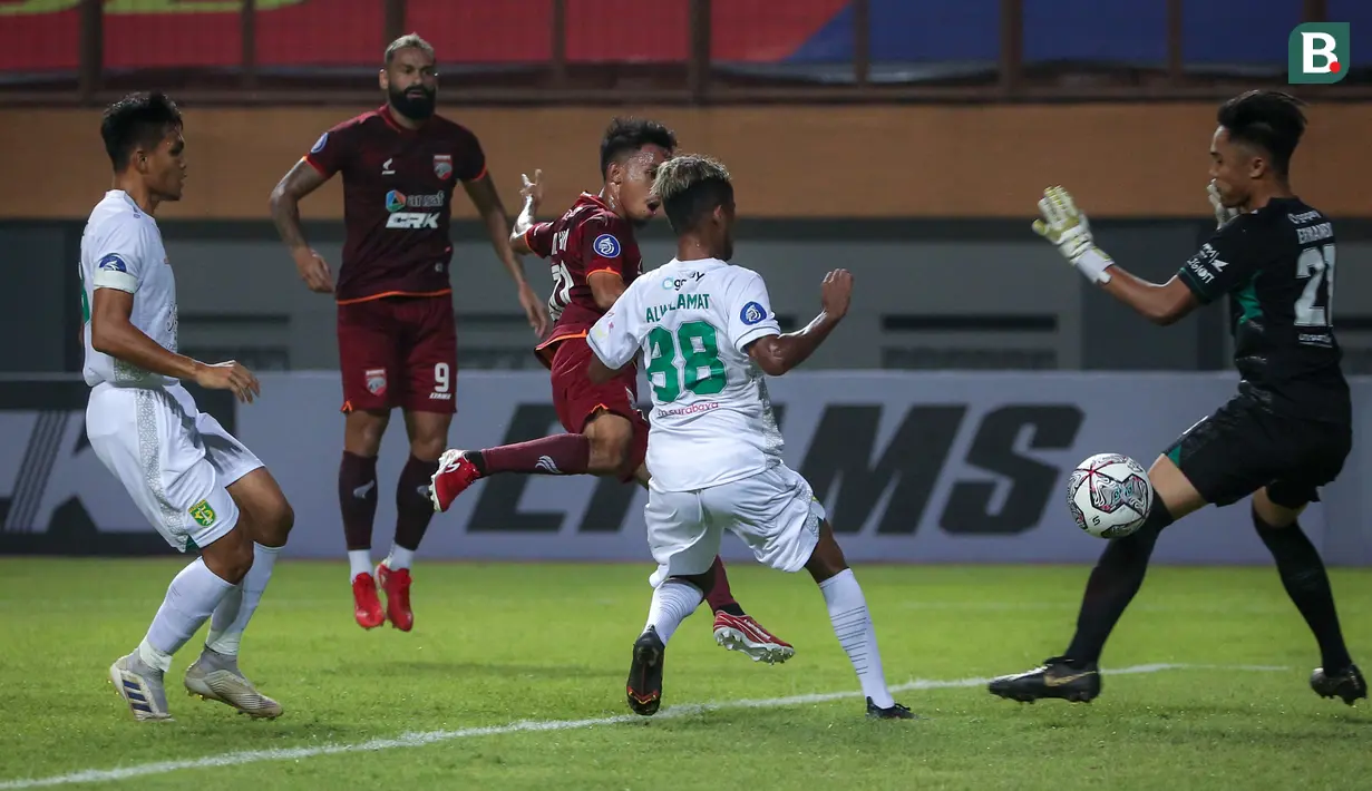 Gelandang Borneo FC, M. Sihran Amarullah (tengah) mencetak gol pertama timnya ke gawang Persebaya Surabaya dalam laga pekan pertama BRI Liga 1 2021/2022 di Stadion Wibawa Mukti, Cikarang, Sabtu (04/09/2021). (Foto: Bola.com/Bagaskara Lazuardi)