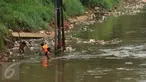 Petugas berusaha mengangkuti ceceran sampah di pinggir Kali Ciliwung di sisi jalan Menteng Tenggulun, Jakarta, Kamis (22/12). Turunnya debit air Kali Ciliwung membuat ceceran sampah tersangkut. (Liputan6.com/Helmi Fithriansyah)