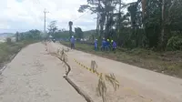 Kondisi jalan utama warga Pendingin, Kecamatan Sanga-Sanga yang terbelah akibat dari dekatnya lokasi pertambangan dan curah hujan yang cukup tinggi beberapa hari belakangan ini.