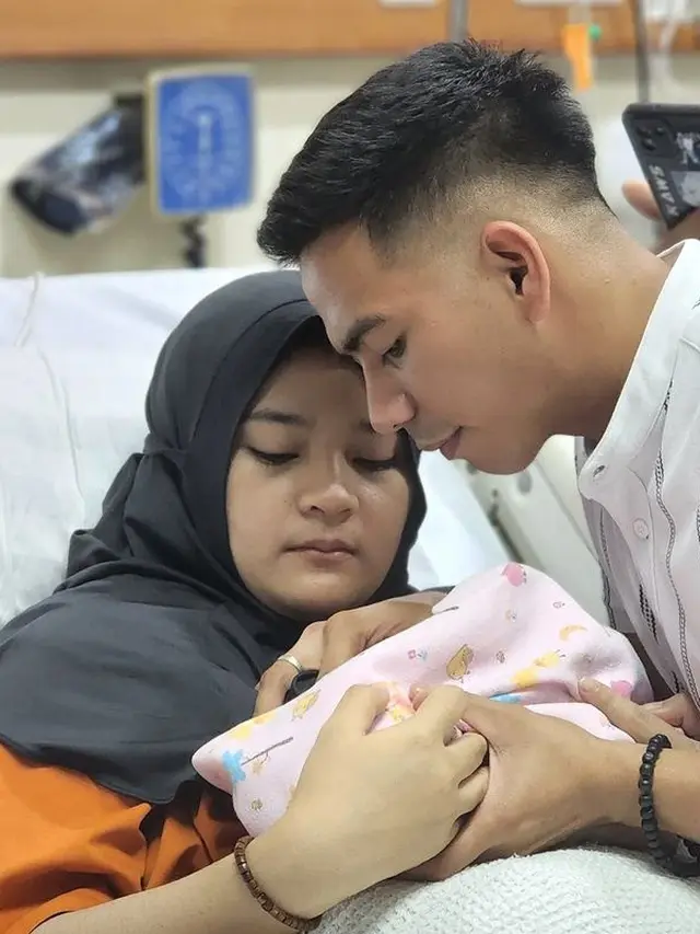 7 Potret Syifa Istri Ridho DA Melahirkan Anak Pertama, Penuh Bahagia