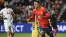 Striker Spanyol, Rodrigo, merayakan gol yang dicetaknya ke gawang Kepulauan Faroe pada laga Kualifikasi Piala Eropa 2020 di Stadion El Molinon, Gijon, Minggu (8/9). Spanyol menang 4-0 atas Kepulauan Faroe. (AFP/Miguel Riopa)