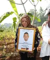 Chef Haryo Pramoe dimakamkan di Cileungsi, Jawa Barat, Jumat (22/12). Tampak keluarga dan sahabat mengantarkan sang juru masak tersebut ke peristirahatan terakhirnya. Suasana haru mewarnai pemakaman chef Karyo Pramoe. [Foto: KapanLagi.com®/Bayu Herdianto]