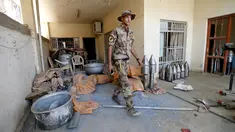 Seorang pasukan anggota pasukan kontraterorisme Irak melintas di bangunan yang digunakan sebagai pabrik senjata militan ISIS yang berhasil ditemukan di Fallujah, Irak, Kamis (23/6). (REUTERS/Thaier Al-Sudani)