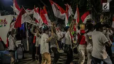 Pendukung pasangan Capres 01 Joko Widodo-Ma'aruf Amin berkumpul di kawasan Tugu Proklamasi, Jakarta, Rabu (17/4). Pendukung melakukan pawai usai mengetahui hasil hitung cepat dari berbagai lembaga survey yang mengeluarkan hasil Capres 01 mengungguli Capres 02. (Liputan6.com/Faizal Fanani)