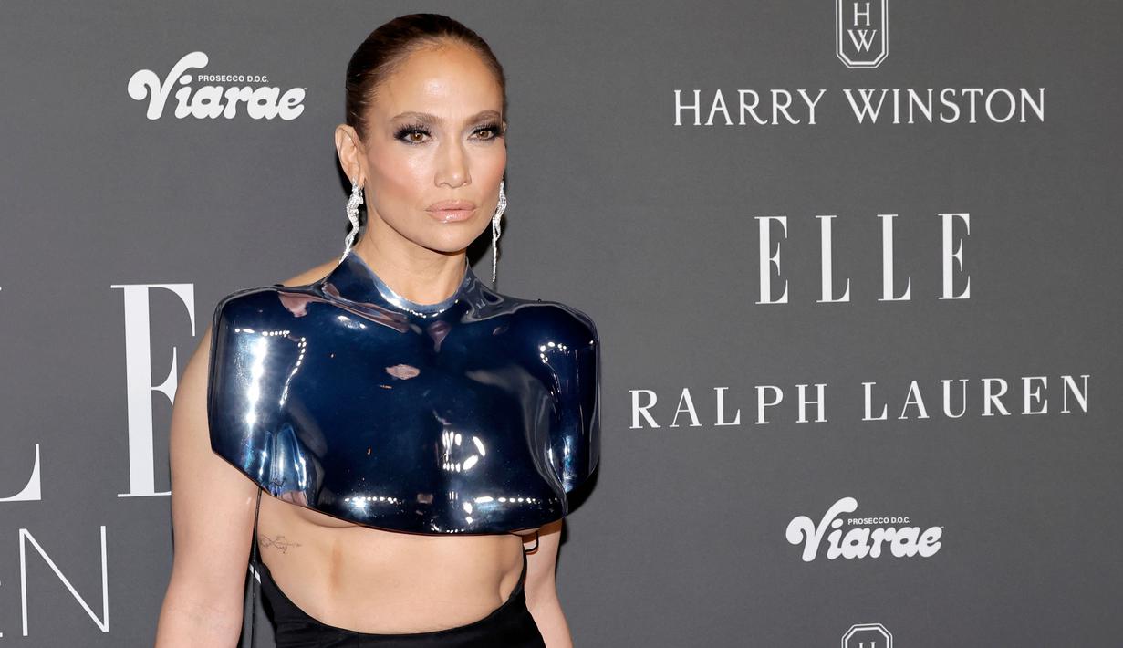 Sebagai salah satu penerima penghargaan malam itu, sang aktris mengenakan atasan crop top berwarna perak ke acara tersebut. (KEVIN WINTER / GETTY IMAGES NORTH AMERICA / Getty Images via AFP)