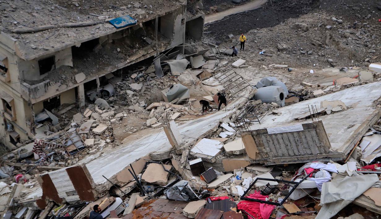 Menurut mereka, serangan Israel menghambat upaya militer Lebanon dalam pelucutan senjata Hizbullah yang menjadi bagian dari kesepakatan gencatan senjata. Tampak dalam foto, warga memeriksa bangunan-bangunan yang hancur akibat serangan Israel di desa Qennarit, Lebanon selatan, Kamis 22 Januari 2026. (AP Photo/Mohammed Zaatari)