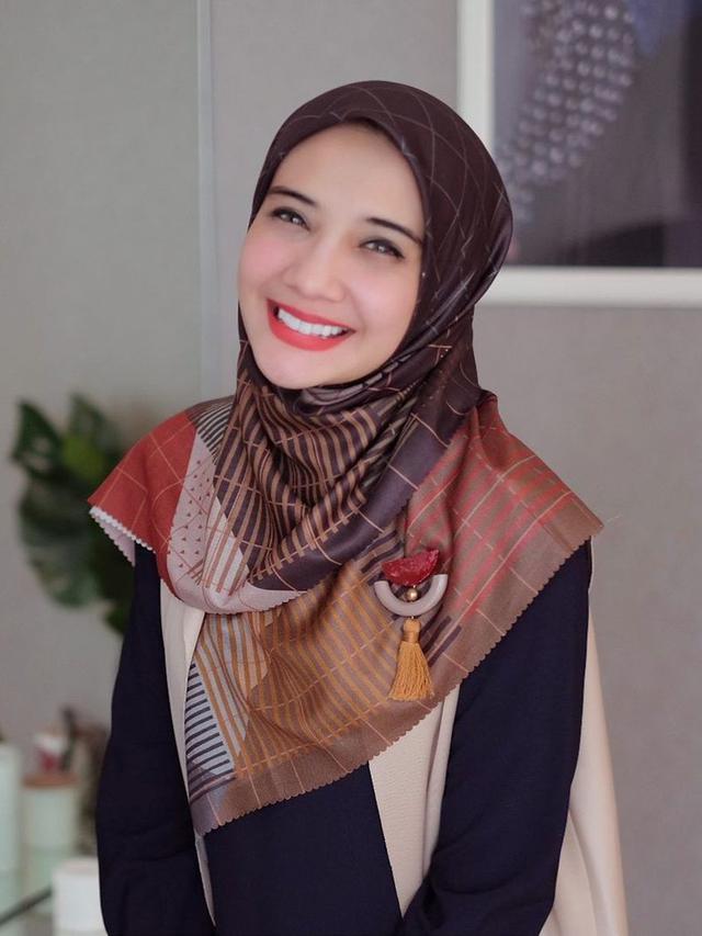 FOTO: Inspirasi Gaya Hijab Zaskia Sungkar, Simple dan Elegan