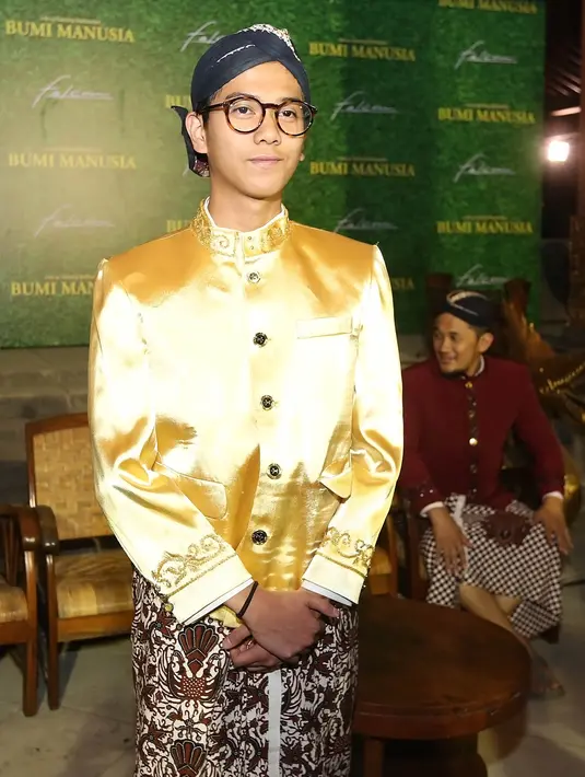 Iqbaal Ramadhan diminta menaikkan berat badannya menjadi 10 kg lebih berat. Wajahnya yang mulus pun akan dihiasi dengan kumis tipis khas pemuda modern yang tumbuh di era 1900an. (Bambang E. Ros/Bintang.com)