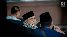 Politikus PKS, Tamsil Linrung berada di ruang tunggu Gedung KPK untuk menjalani pemeriksaan, Jakarta, Jumat (12/1). Tamsil akan diperiksa sebagai saksi untuk tersangka anggota DPR Fraksi Golkar Markus Nari terkait kasus E-KTP. (Liputan6.com/Faizal Fanani)