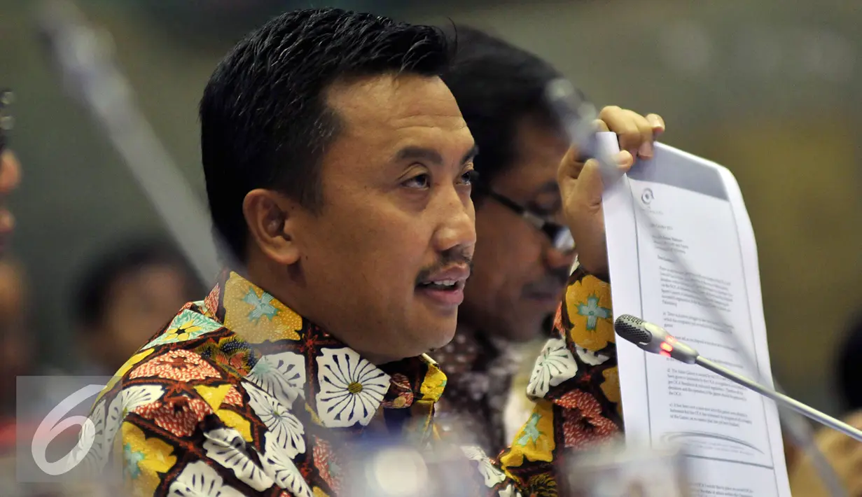 Menteri Pemuda dan Olahraga Imam Nahrawi memperlihatkan dokumen saat rapat kerja dengan Komisi X DPR di Kompleks Parlemen, Jakarta, Rabu (2/3). Rapat membahas persiapan Asian Games XVIII Tahun dan isu-isu terkini. (Liputan6.com/Johan Tallo)