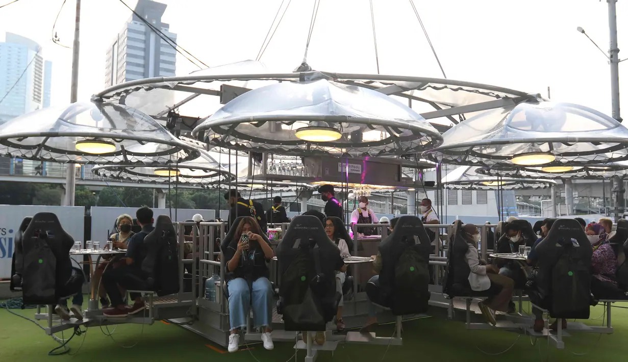 Pengunjung berada di Lounge in the sky, Jakarta, Selasa (29/3/2022). Lounge in the sky merupakan restoran dengan menyajikan sensasi menyantap hidangan dari atas ketinggian dengan pemandangan cakrawala 360 derajat Jakarta. (Liputan6.com/Herman Zakharia)