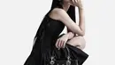 Paduan balletcore dress dengan desain baru tas Lady Dior bikin Jisoo terlihat feminin tapi edgy [Dior]