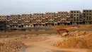 Alat berat terlihat di sekitar proyek rumah susun Tahya Misr di Al-Asmarat, Kairo, Mesir, 2 Juni 2016. Pemerintah Mesir membangun rumah susun tersebut untuk mengganti pemukiman kumuh Doueyka. (REUTERS/Amr Abdallah Dalsh)