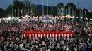 Pengunjung menikmati tarian Jepang yang disuguhkan pada Festival Bon Odori di Shah Alam, Malaysia, 22 Juli 2017. Bon Odori adalah tarian yang diiringi hentakan genderang dan mungkin juga bunyi berbagai alat musik tradisional lainnya (AP Photo/Daniel Chan)