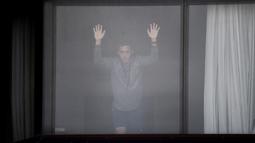 Petenis menunggu dikamar hotel untuk menjalani sesi latihan saat menjalani karantina selama dua minggu setelah kedatangannya di Melbourne, Selasa (19/1/2021). (Foto: AFP/William West)