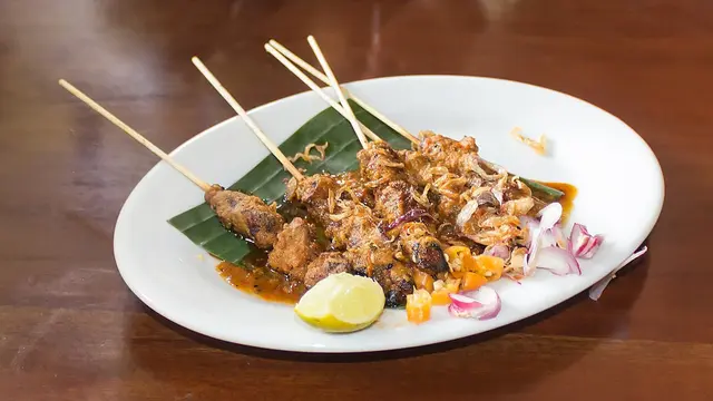 Sate ayam (Wikimedia Commons)