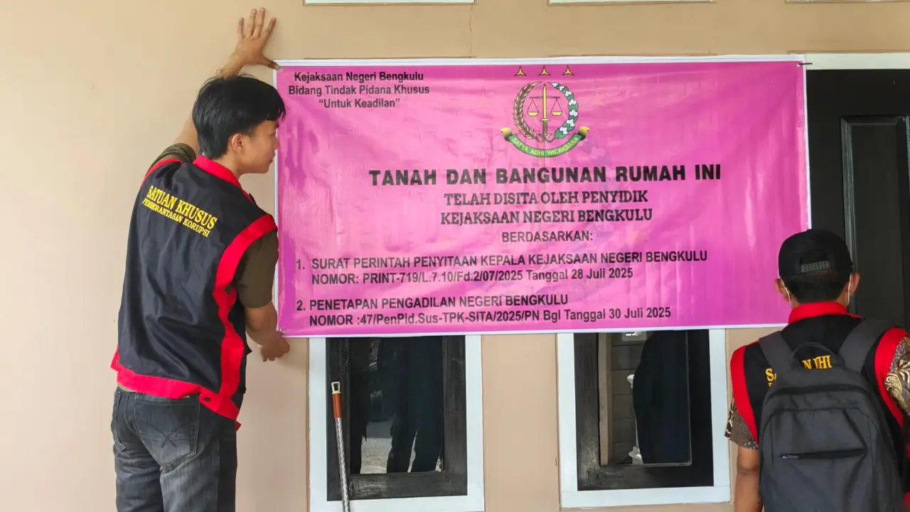Kejaksaan Negeri Bengkulu menyita sebuah rumah dan tanah milik tersangka FP mantan petinggi Bank Plat Merah di Bengkulu unit Mega Mall pada Jumat, 1 Agustus 2025. (Liputan6.com/Yuliardi Hardjo Putro)