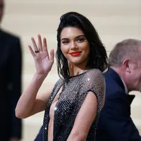 Kehadirannya di acara Met Gala 2017 tentu menjadi tampilan pertama Kendall setelah kasus protes yang menimpa dirinya lantaran iklan sebuah produk minuman bersoda beberapa waktu yang lalu. (AFP/Bintang.com)