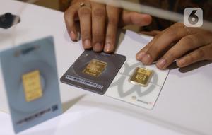 Pegawai menunjukkan emas batangan 24 karat di gerai Galeri 24, kawasan Kebayoran Baru, Jakarta, Kamis (5/8/2021). Harga emas yang dijual PT Aneka Tambang Tbk dijual lebih murah Rp 2.000 per gram pada hari ini ke posisi Rp 941 ribu per gram. (Liputan6.com/Angga Yuniar)