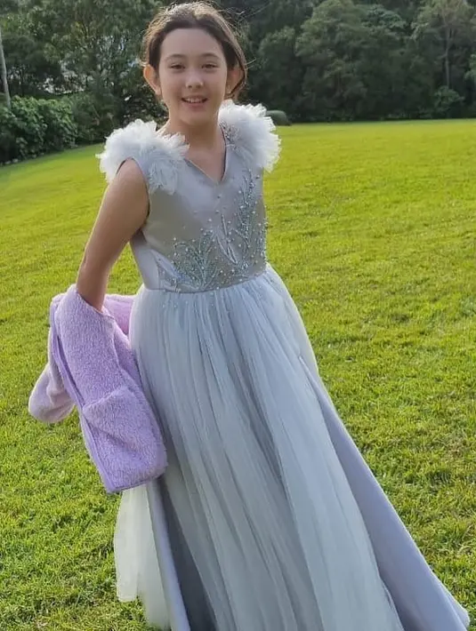 <p>Nafa Urbach baru saja membagikan foto Mikha, putrinya yang hadir ke pesta pernikahan sang aunty alias adik ayahnya, Zack Lee. (FOTO: instagram.com/@nafaurbach)</p>