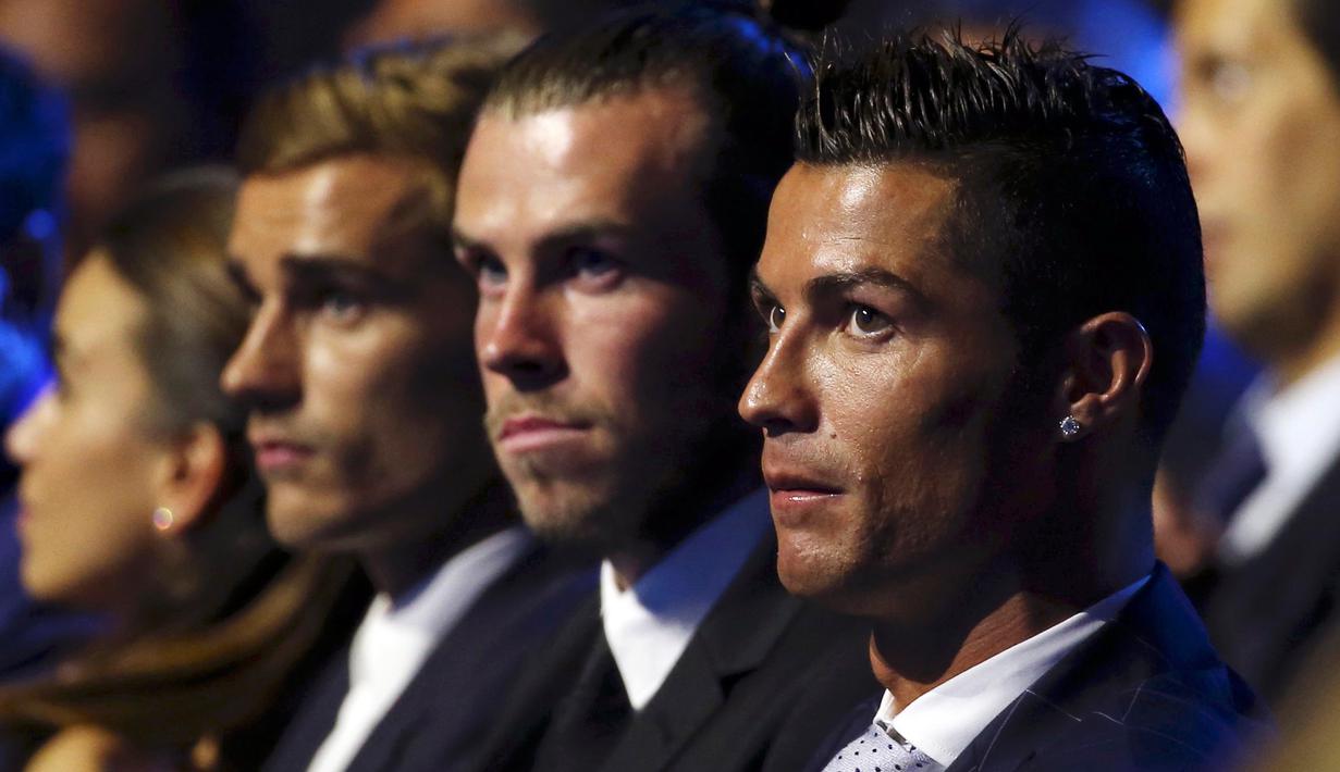 Cristiano Ronaldo, Gareth Bale dan Antoine Griezmann saat menghadiri pemilihan Pemain Terbaik Eropa musim 2015-2016 di Monako, (25/8). Ronaldo menang mutlak dengan raihan 40 suara dari 55 total suara. (REUTERS/Eric Gaillard)