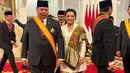 Berbeda lagi dengan penampilan Yanti Airlangga yang memilih kebaya putih dan padu padan kain wastra keemasan sebagai rok dan batik emas yang disampirkan sebagai selendang. [Foto: Instagram/yanti.airlangga]