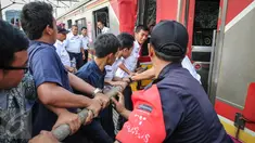 Proses evakuasi Kereta Rel Listrik (KRL) yang mengalami kecelakaan di Stasiun Juanda, Jakarta, Rabu (23/9/2015). KRL nomor 1156 rute Kota - Bogor menabrak KRL 1154 tujuan sama saat tengah stand by di Stasiun Juanda.(Liputan6.com/Faizal Fanani)