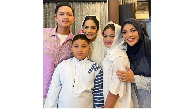 10 Momen Pengajian 4 Bulan Kehamilan Aurel Hermansyah, Penuh Haru Bahagia