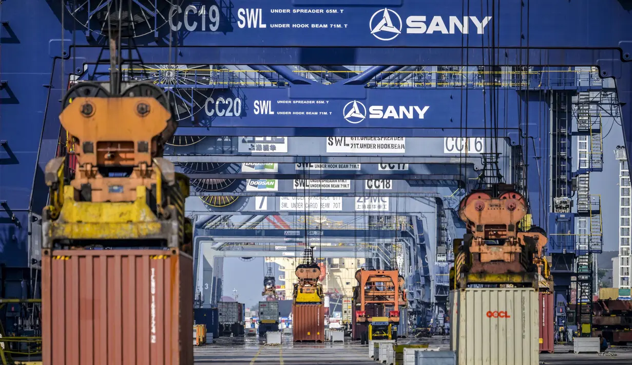 Aktivitas bongkar-muat serta pengangkutan peti kemas di Jakarta International Container Terminal, Pelabuhan Tanjung Priok, Jakarta pada 7 Juli 2025. (Bay ISMOYO/AFP)