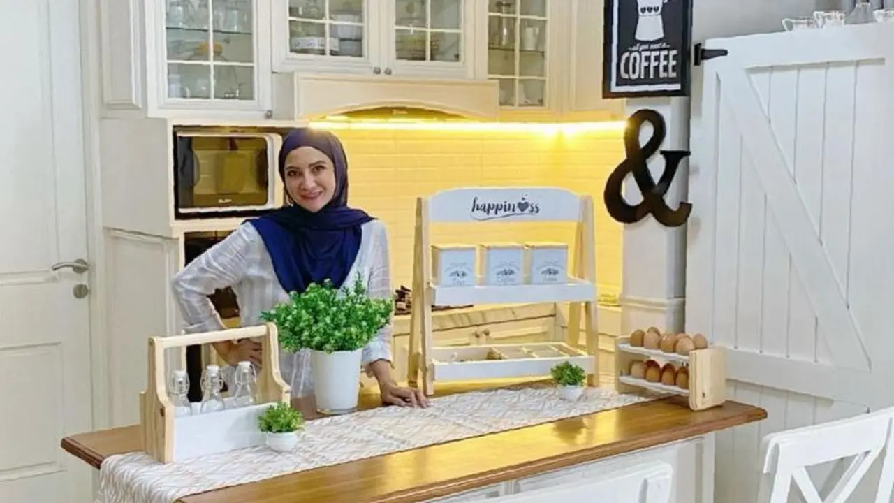 Menengok Dapur dan Ruang Makan Rumah Natalie Sarah yang Bernuansa Kafe