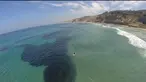 Lautan biasanya dipenuhi dengan hal-hal yang berbahaya dan sekaligus menakjubkan.Salah satunya fenomena alam seperti ini.Tampak dari atas ini seperti tumpahan minyak di tengah laut