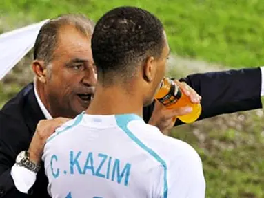 Coach of the Turkish national team Fatih Terim talks to midfielder Kazim Kazim during the Euro 2008 Championships Group A football match Switzerland vs Turkey on June 11, 2008 at Jakob-Park stadium in Basel, Switzerland. AFP PHOTO / JOHN MACDOUGALL