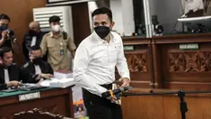 Bharada Richard Eliezer Pudihang Lumiu atau Bharada E sesaat sebelum menjalani sidang pemeriksaan saksi terkait kasus pembunuhan berencana Brigadir Yosua Hutabarat alias Brigadir J di Pengadilan Negeri Jakarta Selatan, Senin (31/10/2022). 11 saksi dihadirkan di sidang hari ini. (Liputan6.com/Johan Tallo)