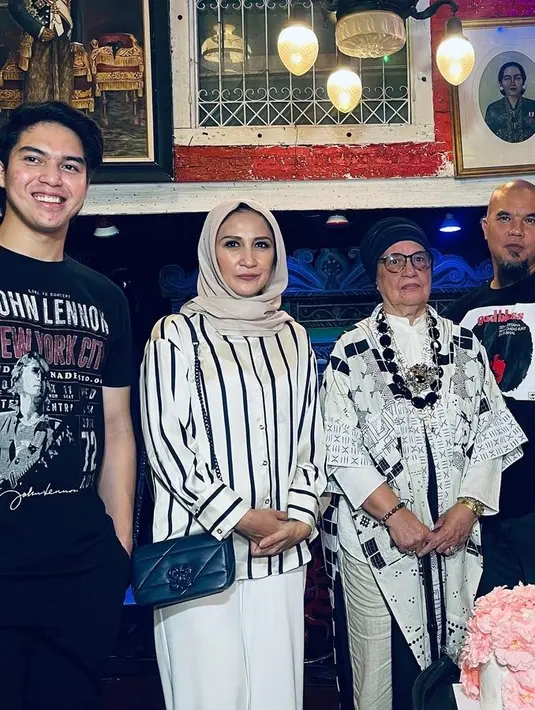 Momen pertambahan usia nenek Al El dan Dul ini berlangsung hangat. Selain Al ada juga El Rumi jadi saksi neneknya berusia 78 tahun. (Liputan6.com/IG/@ahmaddhaniofficial)