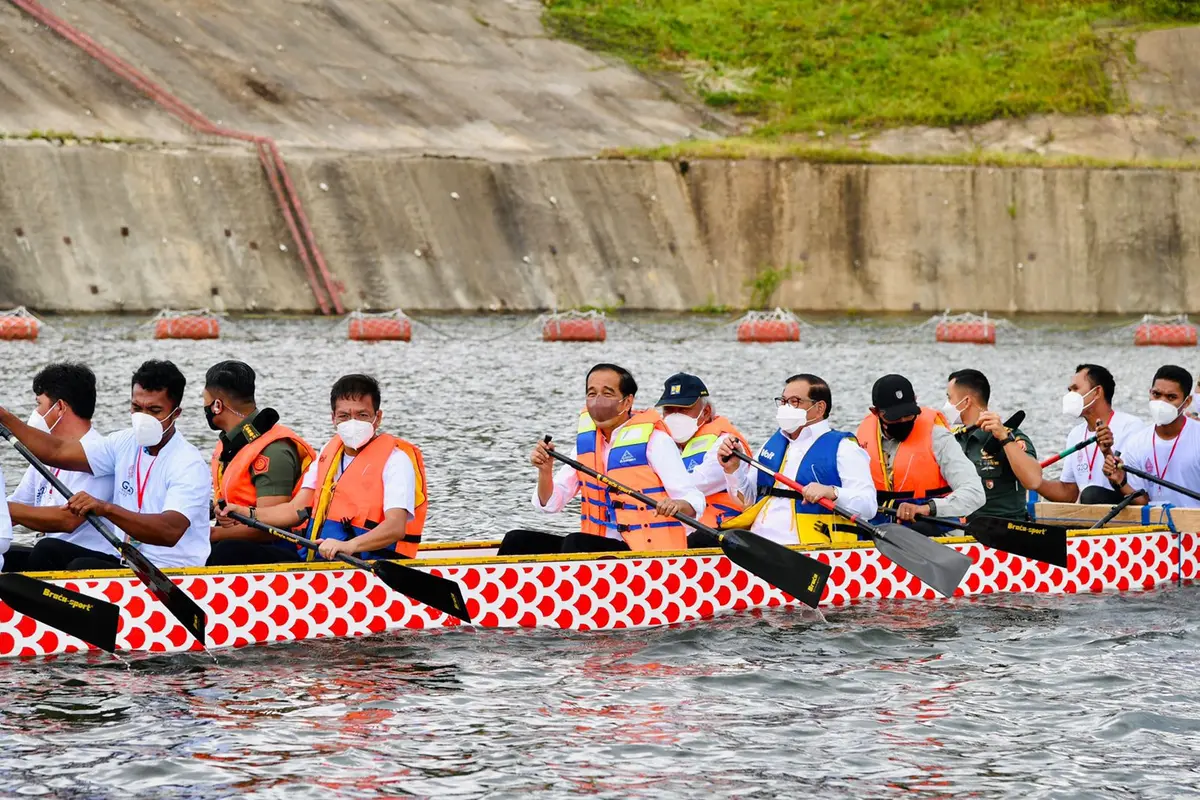 Presiden Jokowi bersama sejumlah menteri menaiki perahu dayung usai meresmikan Bendungan Ladongi  Kabupaten Kolaka Timur, Provinsi Sulawesi Tenggara. (Setpres)