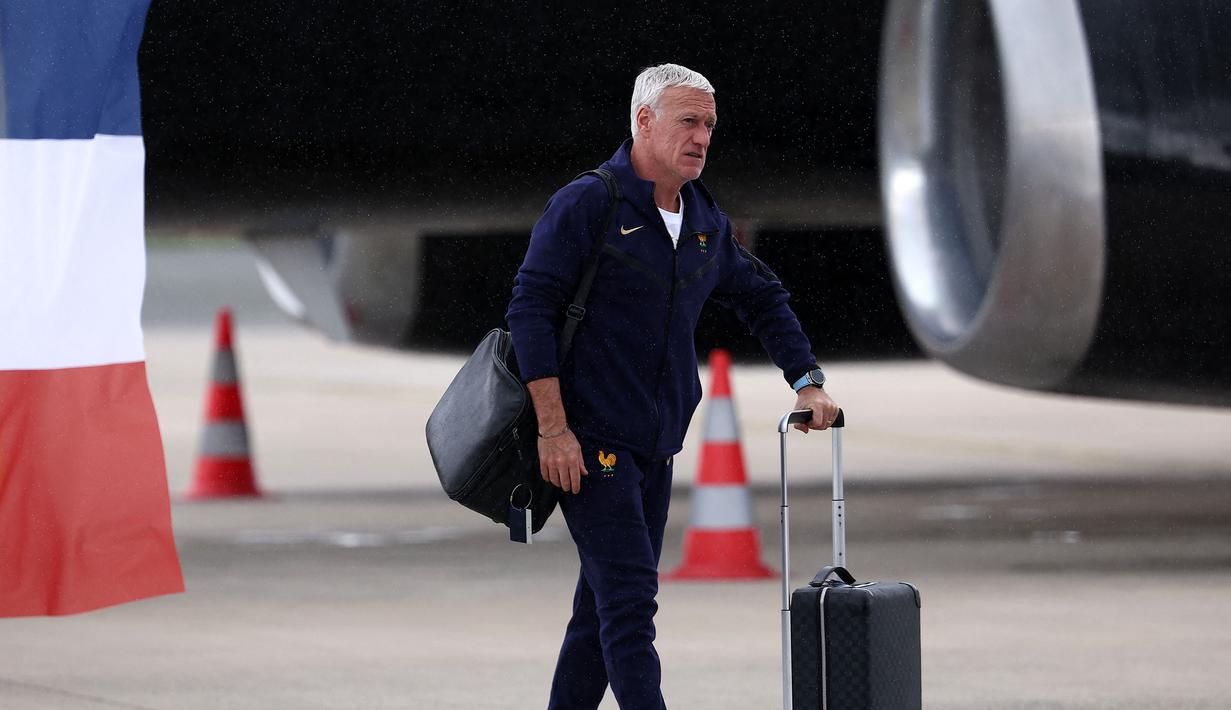 Pelatih Timnas Prancis, Didier Daschamp saat tiba di Bandara Paderborn Lippstadt, Jerman pada Rabu (12/06/2024) waktu setempat untuk berlaga di Euro 2024. (AFP/Franck Fife)