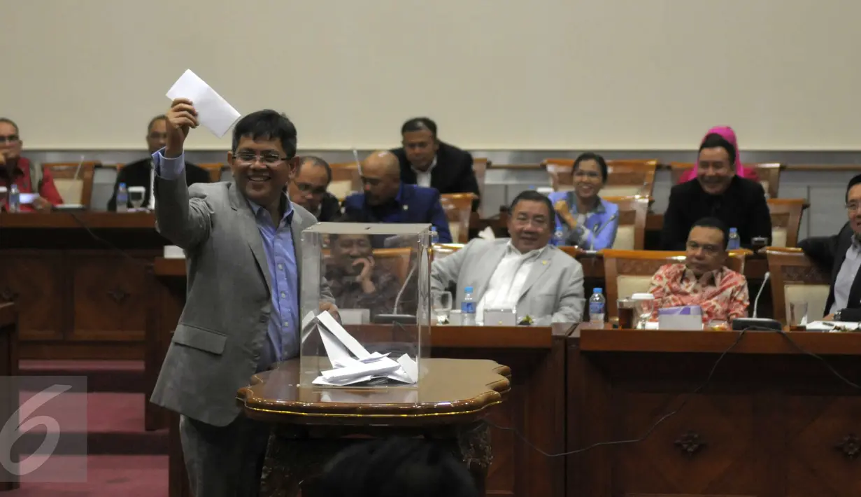 Anggota Komisi III DPR melakukan voting untuk menentukan Ketua KPK di Gedung DPR, Jakarta, Kamis (17/12/2015). Agus Rahardjo resmi terpilih menjadi Ketua KPK periode 2015-2019. (Liputan6.com/Helmi Afandi)