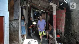 Aktivitas warga di permukiman padat penduduk di kawasan Cakung, Jakarta, Senin (15/2/2021). Hasil survei Badan Pusat Statistik (BPS)  pun memperlihatkan kenaikan jumlah penduduk miskin di perkotaan lebih tinggi dibandingkan dengan perdesaan. (merdeka.com/Iqbal S Nugroho)
