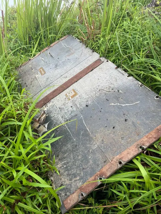 Penemuan dugaan serpihan puing pesawat ATR 400 di sekitar puncak Gunung Bulusaraung, Sulawesi Selatan viral di media sosial